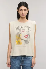 Musculosa de jersey de algodón color blanco, sin mangas, con hombreras y estampa frontal fotográfica en tonos grises, rojos y amarillos con la inscripción "Kate Mess" y detalles de tachas.