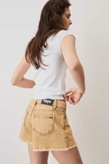 Short de jean de tiro medio, con efecto gastado y dobladillo deshilachado.
