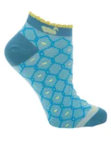 Medias cortas de fibra de bambú color celeste, con diseño geométrico mallado en tono azul, detalle de ondas amarillas en el borde superior y talón y puntera lisos.