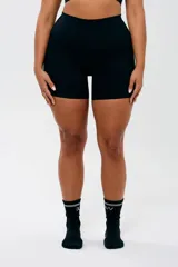 Short tipo biker de tiro alto con cintura ancha de doble tela, diseñado para brindar soporte y comodidad durante el entrenamiento.
