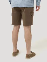 Short cargo de hombre color marrón, con múltiples bolsillos laterales, delanteros y traseros. Cuenta con cierre y botón frontal, diseñado con tecnología de flexibilidad para mayor comodidad.