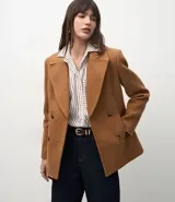 Casaco de corte regular confeccionado en polivelour, con diseño de doble botonadura, solapas clásicas y bolsillos laterales.