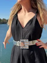 Mono largo color beige claro, de lino con lurex, con breteles finos y corte amplio.