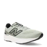 Championes de running New Balance modelo 520, color verde menta con detalles en negro y blanco. Presentan tecnología Fresh Foam en la entresuela para mayor amortiguación, capellada de malla transpirable y el logo N característico en los laterales.