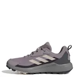 Championes Adidas Terrex Anylander color lila con detalles en gris y beige. Zapatillas de trekking de corte bajo, con amortiguación en la mediasuela y suela Traxion para mayor agarre.