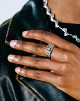 Anillo de plata de ley 925 con acabado oxidado y pulido brillante. La parte superior presenta un diseño en relieve de dos estrellas superpuestas. El interior del aro lleva grabado el nombre "Twojeys" y pequeños símbolos de estrellas.