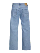 Jean de corte loose fit con tiro alto, confeccionado en tejido de sarga con acabado stonewash. Presenta diseño clásico de cinco bolsillos y cierre frontal con botón.