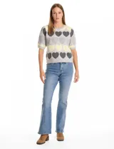 Buzo de punto de manga corta con cuello redondo, estampado con diseño de corazones en tonos gris, amarillo y blanco.