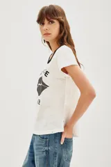 Remera de algodón color blanco con cuello redondo en contraste negro. Presenta un estampado frontal con la frase 'Self Love Club' y un diseño de labios en color negro.