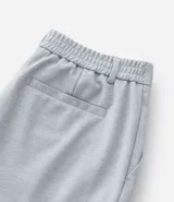 Pantalón de sastrería corte skinny, color gris claro, con trabillas en la cintura, cierre de botón y cremallera, y bolsillos laterales. Confeccionado con tecnología performance que ofrece secado rápido y resistencia a las arrugas.