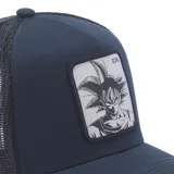 Gorra tipo trucker color azul marino con panel frontal de algodón y paneles laterales y traseros de malla. Presenta un parche rectangular en el frente con una ilustración de Goku en escala de grises.