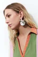 Aros colgantes plateados con forma de estrella de mar y concha marina.