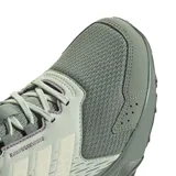 Championes de trail running Adidas Terrex Tracefinder, color verde grisáceo con detalles en blanco.