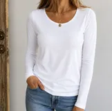 Camiseta de manga larga en color blanco, con cuello redondo y corte ajustado.