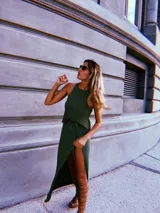 Blusa de punto color beige con lurex, modelo halter y diseño acanalado.