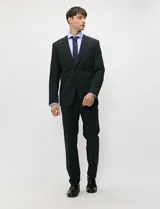 Ambo slim fit negro confeccionado en tejido tecnológico elastizado, compuesto por blazer estructurado y pantalón de vestir de corte recto.