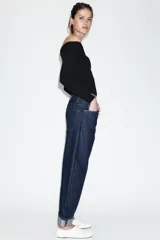 Jeans de tiro medio con diseño de pierna tipo balloon y corte full length. Presenta cintura con trabillas, cinco bolsillos clásicos, cierre frontal con cremallera y botón, y bajo acabado con vuelta.