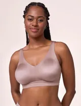 Bralette de microfibra color beige, con diseño de acabado invisible, pads removibles, tiras regulables y espalda en U. No posee aros.