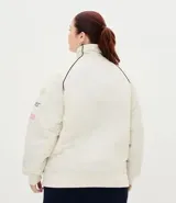 Campera bomber de microfibra color beige con estampado frontal de lettering 'PARIS 1985'. Presenta cierre frontal con cremallera, cuello alto, bolsillos funcionales y puños y ruedo ajustados con elástico.