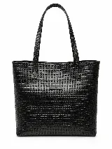 Cartera tote de diseño amplio y elegante, marca Sagali, confeccionada en cuero con textura tramada que aporta un acabado distintivo. Cuenta con asas largas para llevar al hombro y placa metálica con el logo grabado en el frente.