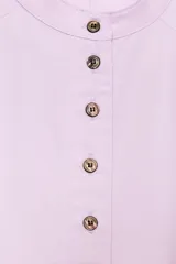 Camisa confeccionada en hilatura de algodón de color rosado claro, con cuello mao y cierre frontal parcial con botones a contraste. Presenta mangas por debajo del codo abullonadas y bajo asimétrico con aberturas laterales.