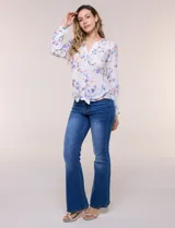 Blusa de gasa Zac & Rachel con estampado de rayas verticales en tonos rosados, amarillos y blancos. Presenta escote en V con cuello mao, cierre frontal con botones, un bolsillo aplicado en el pecho, mangas largas con presilla para regular el largo y detalle de nudo en el dobladillo inferior.