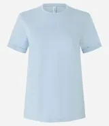 Remera de algodón celeste con cuello redondo y mangas cortas dobladas, de corte regular y diseño liso.