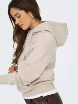 Canguro de abrigo color beige, con capucha ajustable mediante cordón, bolsillo tipo canguro en el frente, mangas largas y puños y cintura de rib elástico.