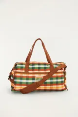 Bolso de viaje tipo duffel multicolor con estampado de cuadros vichy en tonos verde, rojo, amarillo y celeste. Cuenta con asas de mano y correa de hombro ajustable marrón, con detalles de la marca y bolsillos con cierre.
