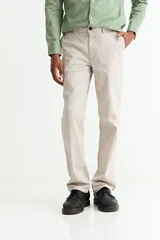 Pantalón de hombre color naranja quemado, de corte recto y tiro medio.