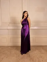 Vestido largo de fiesta color celeste metalizado, con un solo hombro y plisado en toda la prenda.