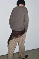 Jersey básico de cuello redondo y manga larga, confeccionado en una mezcla de cashmere y lana, con diseño de corte holgado y puños acanalados.