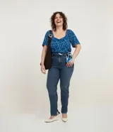 Pantalón de jean corte skinny con cintura media, cierre frontal con botón y cremallera, bolsillos funcionales y detalle de pequeña abertura en el ruedo interno.
