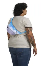 Riñonera negra de la marca JanSport, modelo Fifth Avenue, con parche frontal de la marca y cierres metálicos.