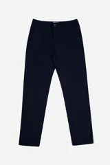 Pantalón de corte regular confeccionado en una mezcla de lino y algodón, con cierre de botón y bragueta, bolsillos laterales y pasacintos.