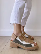 Sandalias de cuero con plataforma de goma, color verde, blanco y beige.