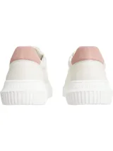 Zapatillas urbanas Calvin Klein de cuero blanco, con logo CK celeste en el lateral, detalle de gamuza rosa en el talón y suela chunky cupsole.