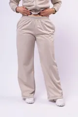 Pantalón deportivo de corte recto y tiro alto, color beige, con cintura elástica y franjas laterales sutiles.