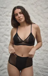 Top de microtul y encaje negro, con copas triangulares sin aro ni relleno, breteles regulables y espalda cerrada con contorno de microtul.