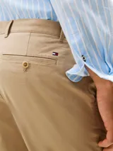 Pantalón de sarga con corte moderno y relajado, confeccionado en algodón con un toque de elastano. Presenta cierre de botón con cremallera, diseño de cuatro bolsillos y logo de la marca bordado sobre el bolsillo trasero.