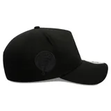 Gorro New Era 9FORTY de los New York Yankees, color negro, con logo del equipo bordado en el frente y logo de New Era bordado en el lateral.