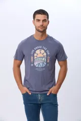 Remera de algodón de calce clásico y cuello redondo, con estampado frontal de temática surf con colores pasteles.