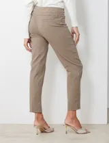 Pantalón de gabardina elastizada color fucsia, de corte recto y pretina ancha pespunteada. Tiene bolsillos simulados.