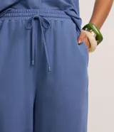 Pantalón recto color azul, confeccionado en tejido orly, con elástico y lazo ajustable en la cintura.