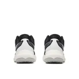 Championes de trail running Merrell modelo Antora 4, color negro con detalles en blanco y gris. Presentan una parte superior de malla transpirable con refuerzos de TPU, entresuela de espuma FloatPro para mayor amortiguación y suela de goma Quantum Grip para un agarre superior en terrenos irregulares.