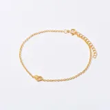 Pulsera dorada con cadena de eslabones y dije de flor con detalle de strass. Incluye cadena extensible para ajustar el largo.