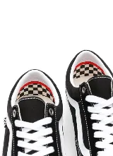 Zapatillas Vans Pro Skate Old Skool, color negro con la clásica franja lateral blanca, cordones blancos y suela de goma blanca con detalles en negro.