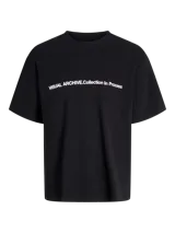 Remera negra de manga corta, cuello redondo y textura sutil en el tejido. Presenta un estampado frontal con texto en color blanco que dice 'VISUAL ARCHIVE. Collection In Process'.