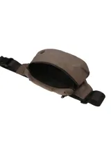 Riñonera de diseño unisex en color marrón, confeccionada en tela tipo lona. Presenta un compartimento principal con cierre de cremallera negro, un bolsillo trasero y correa ajustable con hebilla plástica.