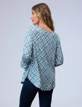 Blusa de seda fría estampada con cuello a la base y escote en V. Tiene mangas 3/4 con puño fruncido.